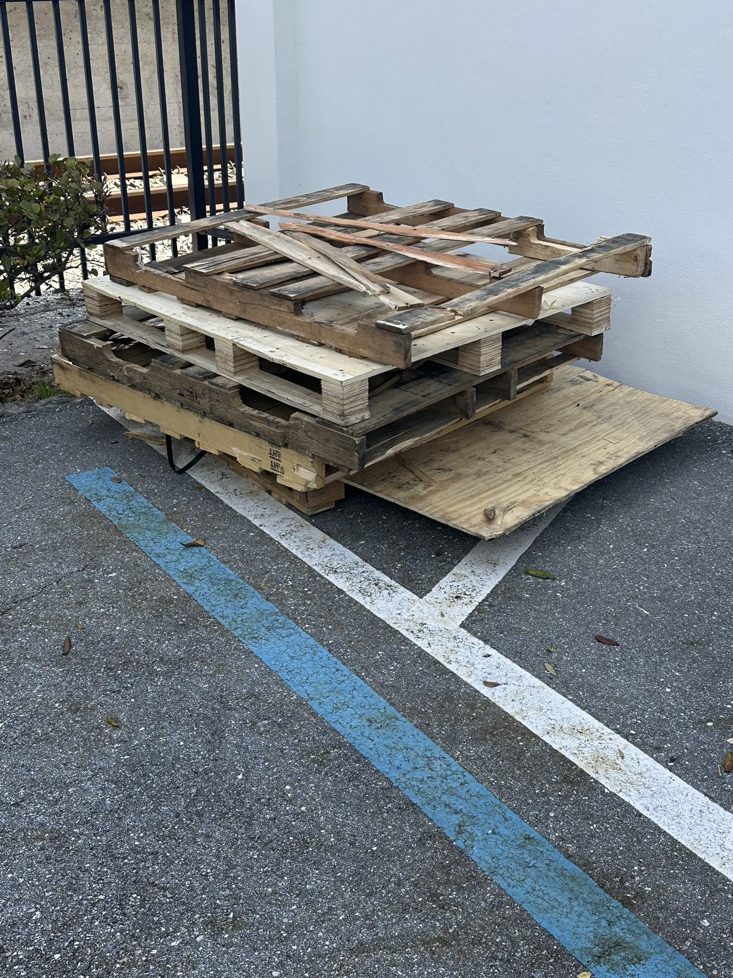 Free Pallets (5) Come Grab All