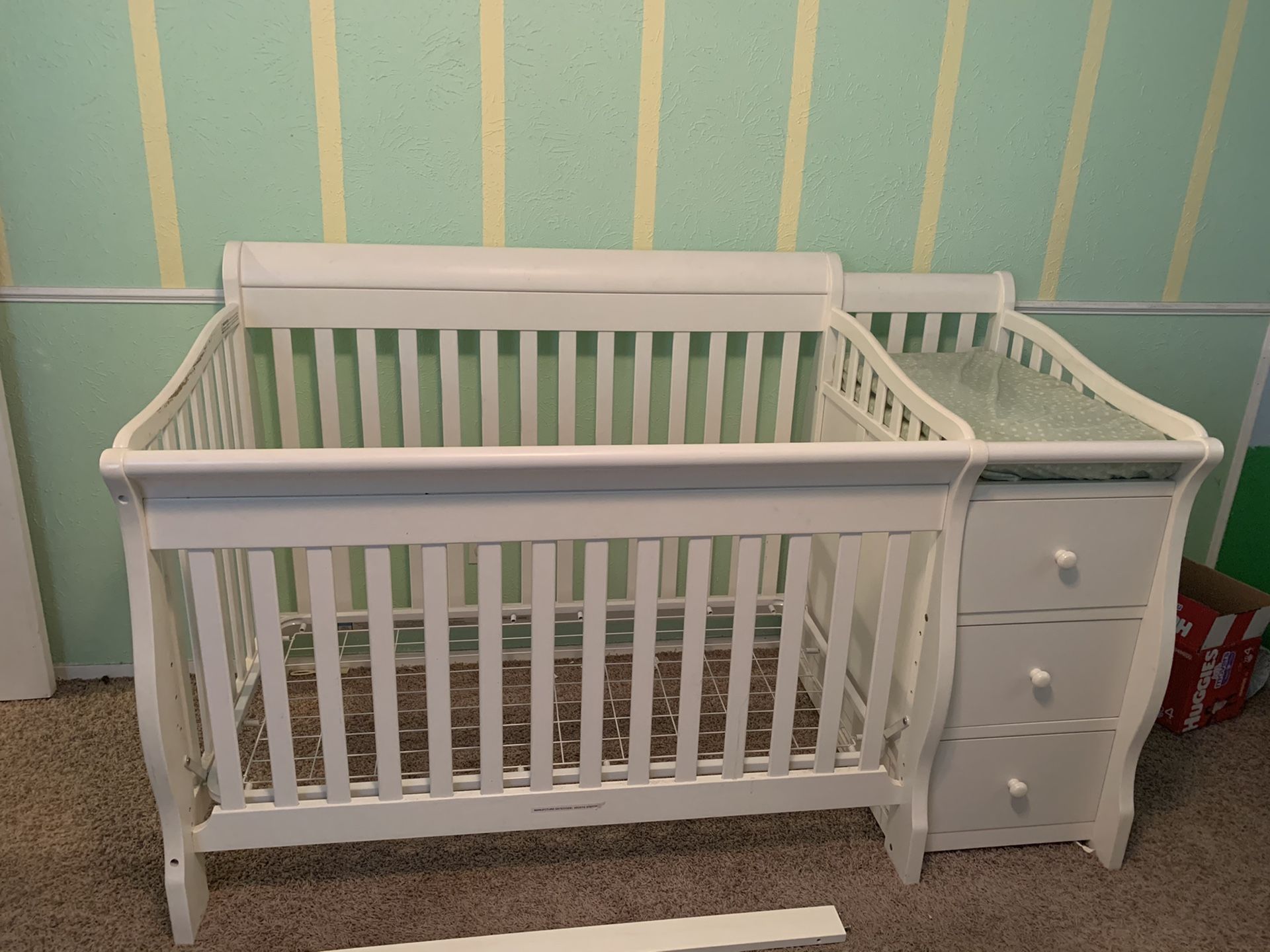 Sorelle crib with attached changing table