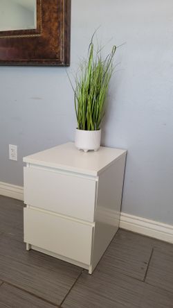 NICE WHITE NIGHTSTAND
