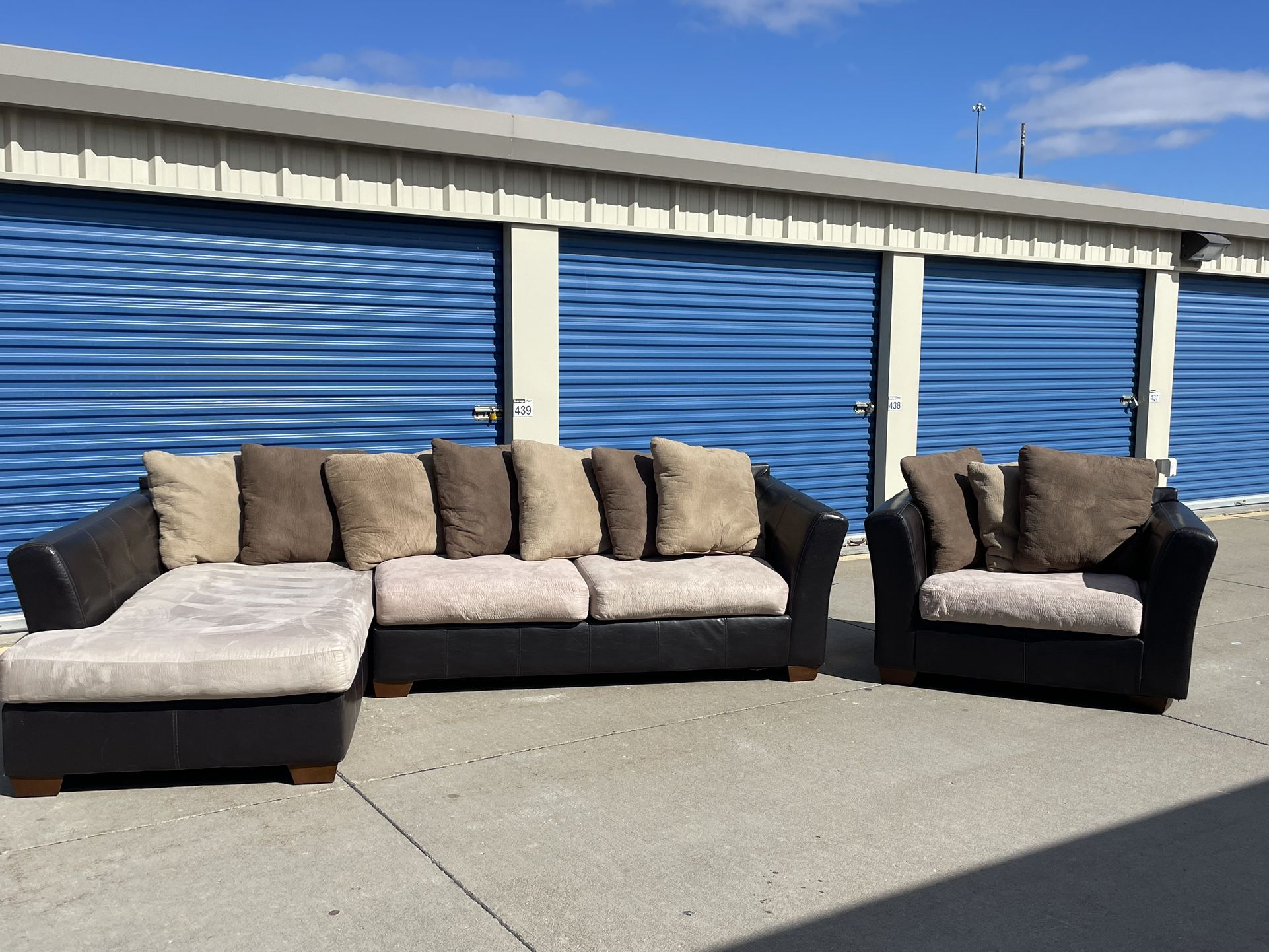 DELIVERY AVAILABLE 🚚🚛🚚 Awesome 2 Piece Sectional W Chair!