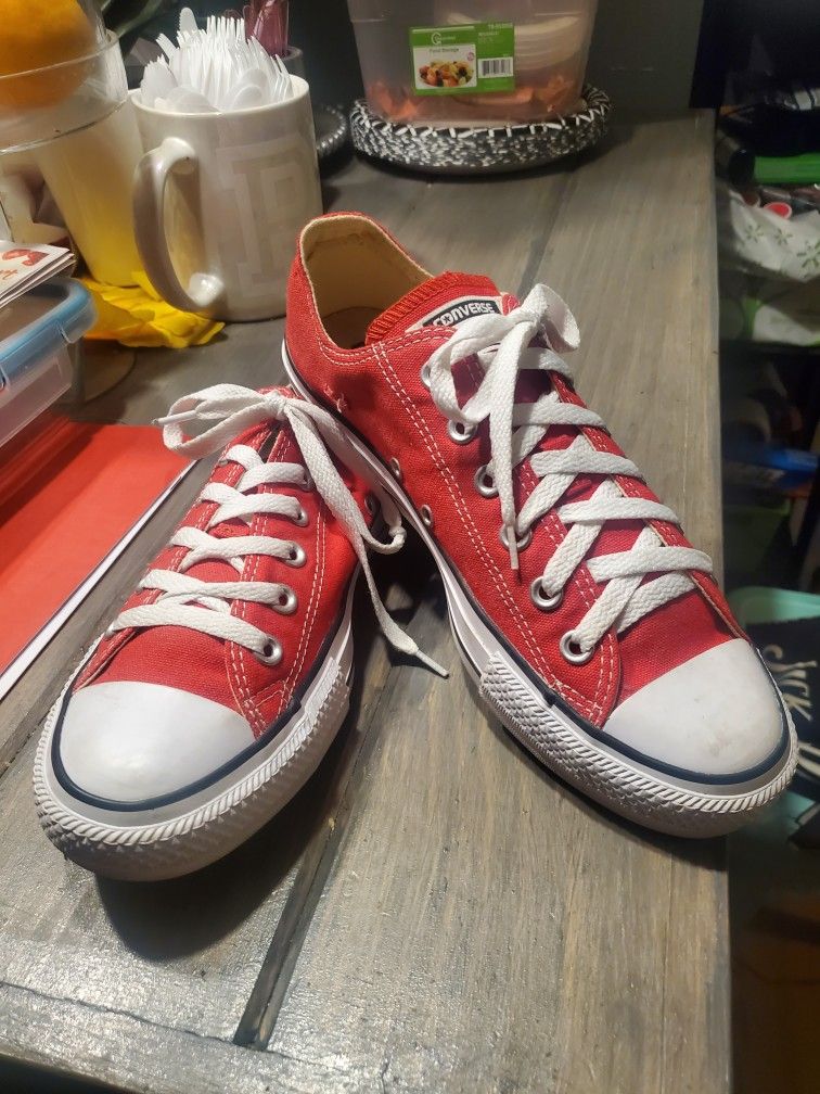 Red Low CONVERSE SHOES....SIZE 7 MENS OR SIZE 8 WOMENS..LIKE NEW!