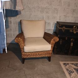 Large Banana Leaf  Wicker Armchair  with 2 cushions  *EUC* super sturdy