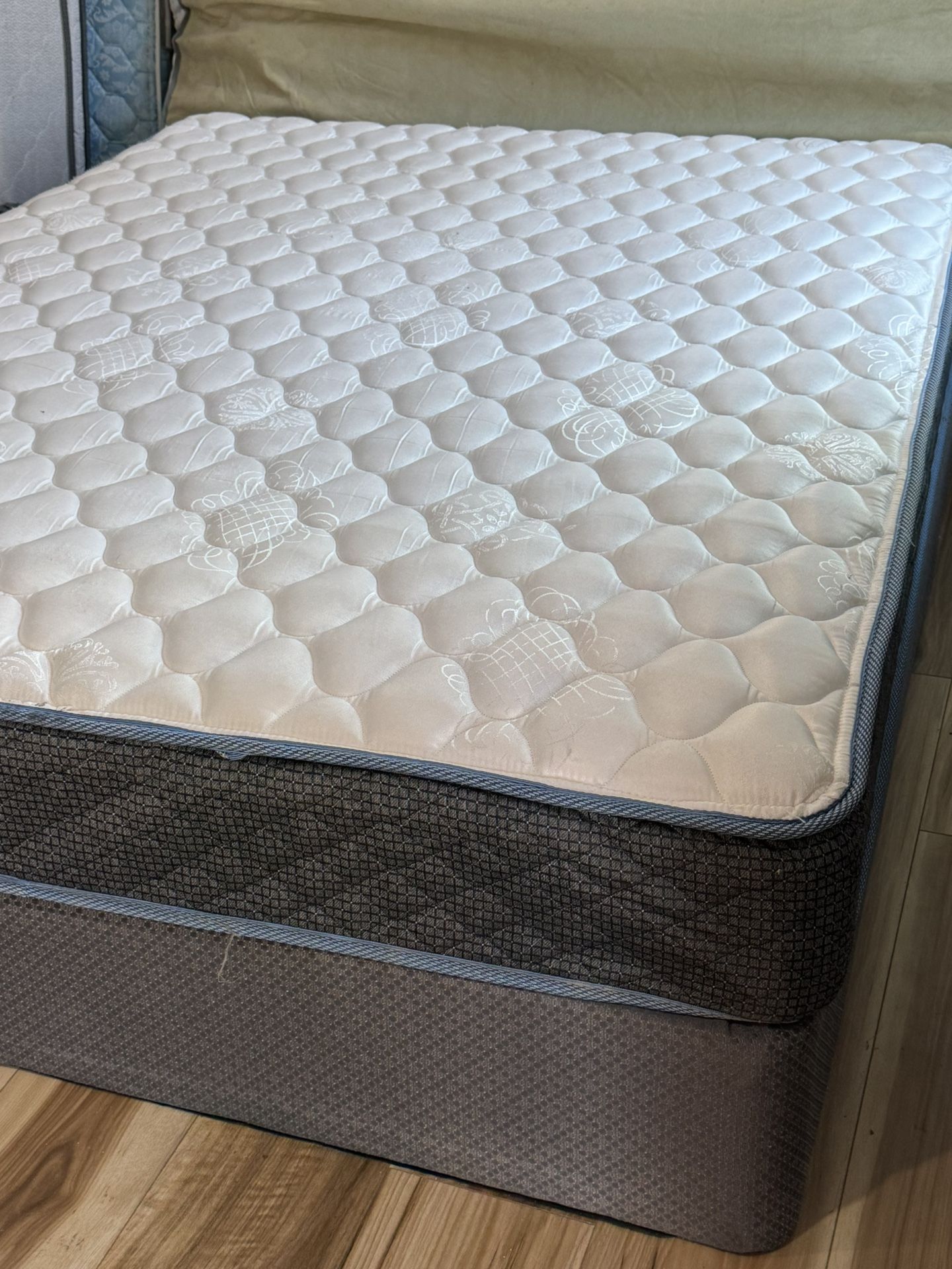 USED QUEEN SIZE MATTRESS WITH BOX SPRINGS DELIVERY 🚚 AVAILABLE
