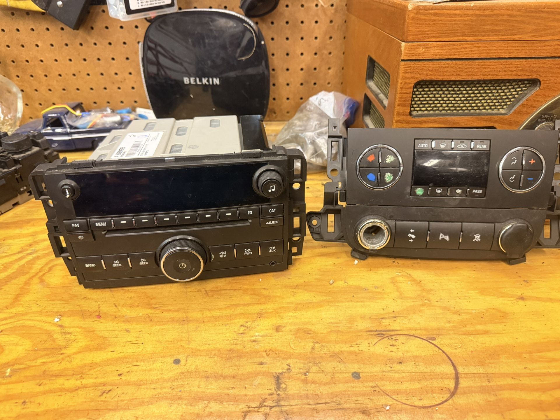 Original Stereo From 2011 Chevy Suburban Lt And Air Condition Control