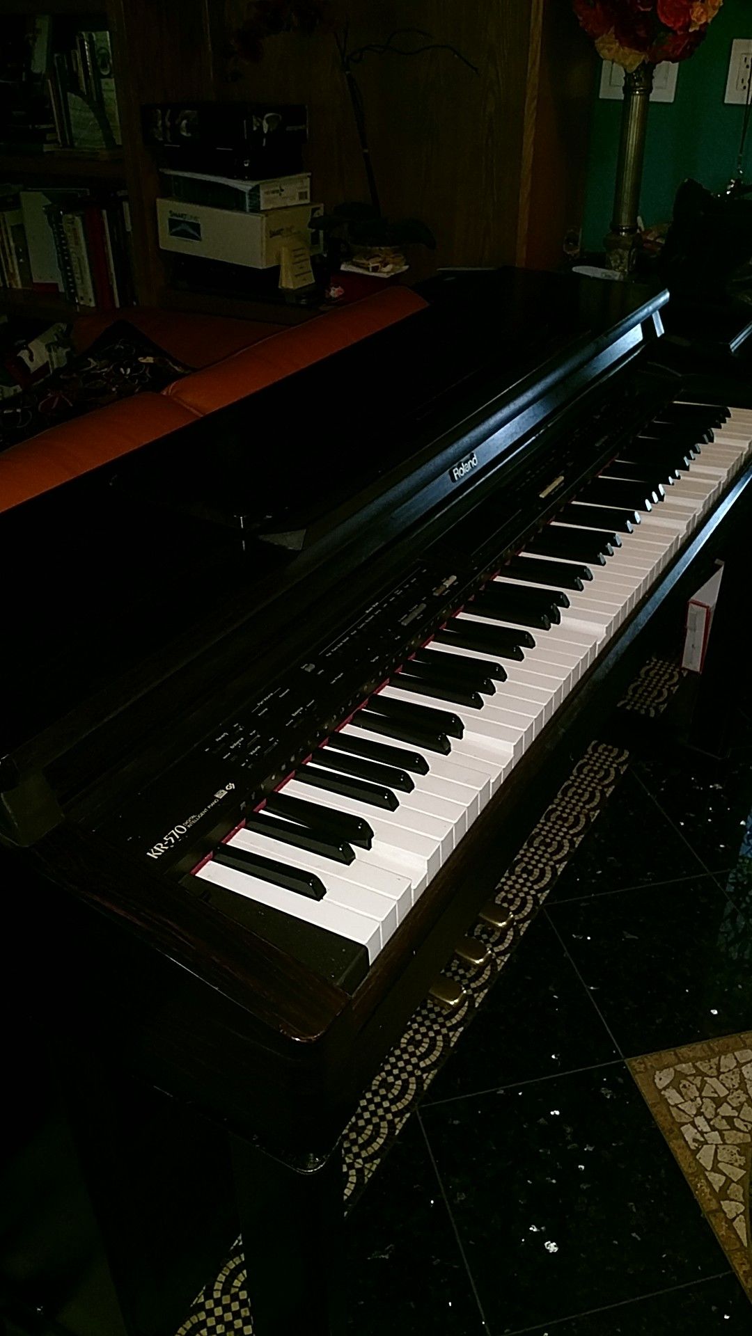 ROLAND KR570 DIGITAL INTELIGENT PIANO for Sale in Lake View Terrace