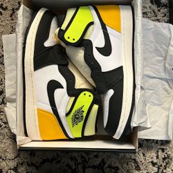 Air Jordan 1 Retro High Og White/ Black- Volt