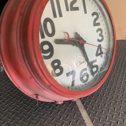 ROUND LEWIS RED CLOCK ANTIQUE