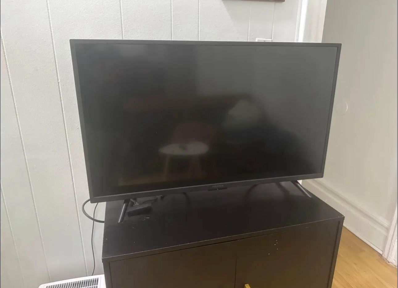 Insignia 40″ LED TV – 1080p, great condition, works perfectly