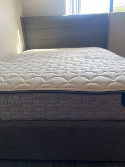 Queen Mattress with lift-up hydraulic bed frame