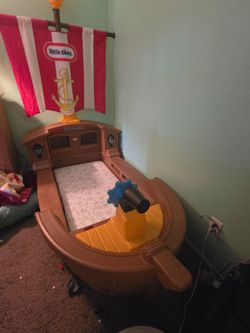 Pirate ship bed