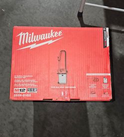 New, Nuevo, Milwaukee
M12 12-Volt 2 Gal. Lithium-Ion Cordless Handheld Sprayer Kit with 2.0 Ah Battery and Charger