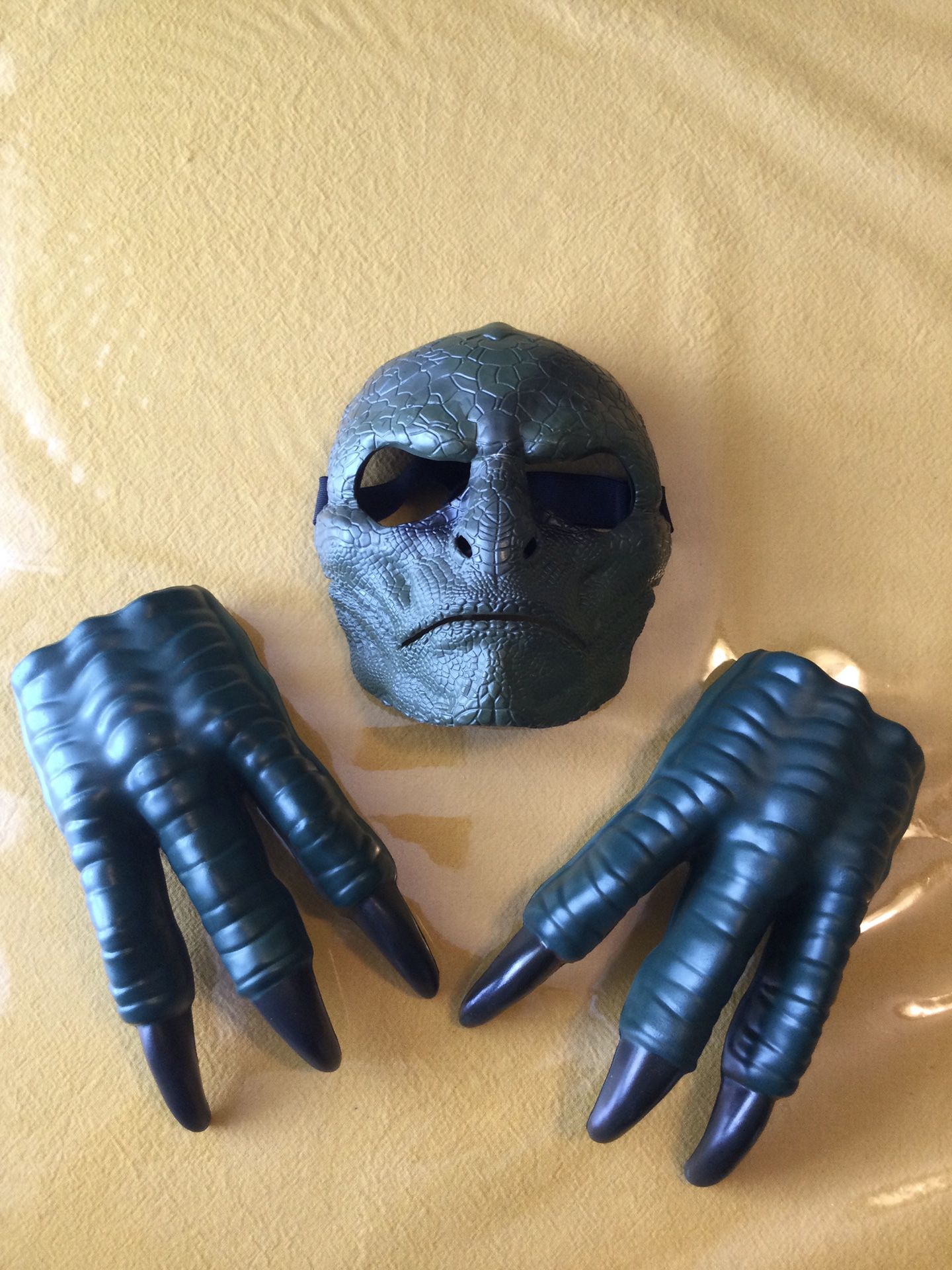 Hasbro 2012 Lizard Mask And Claws Costume
