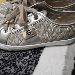 Size 8 Women's GUESS