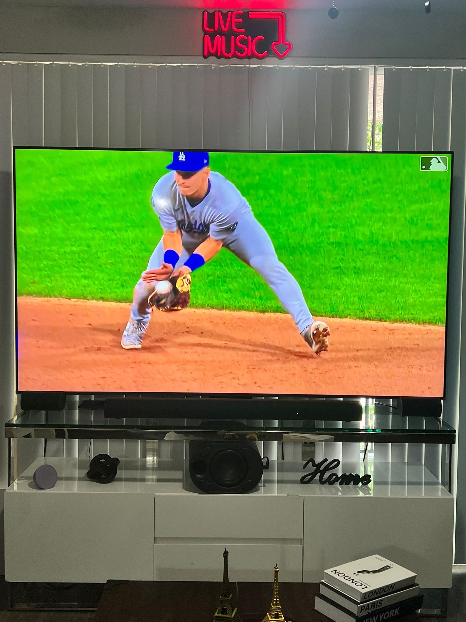 TV 85” Qd80