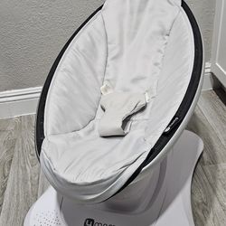 4Moms Mamaroo Baby Swing Rocker (*NEEDS ADAPTER + Mobile)