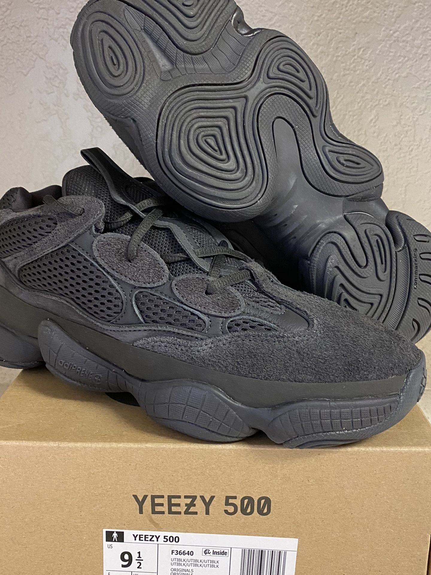 Adidas Yeezy 500 size 9.5 Utility Black for Sale ! Excellent Condition: 9.5/10 Size:9.5 Selling :$260 Color: Utility Black Serious Buyer only Tha