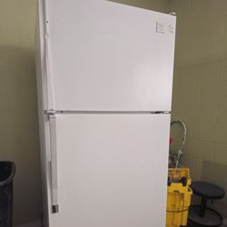 Whirlpool Refrigerator Working Perfectly Fine I Can Deliver To You 90 Days Warranty 