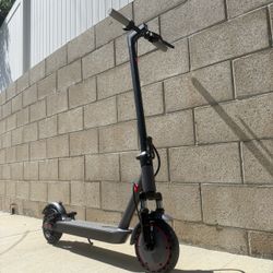 Electric scooter with shocks