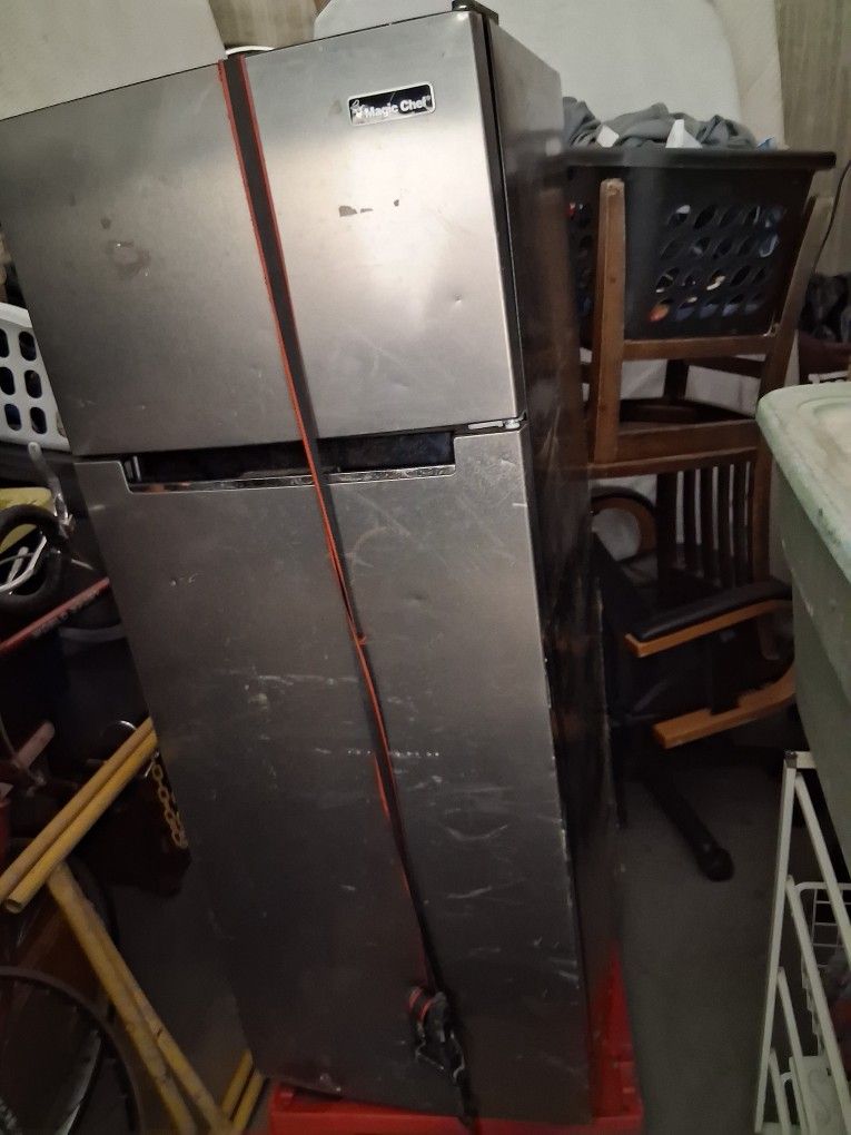 Magic Chef Fridge/freezer