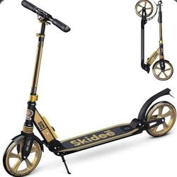 Adult Scooter Adjustable Heights: The handlebar adjusts up to 104 cm, suitable for children, teenagers, and adults. Wide Footboard: Features a wide fo