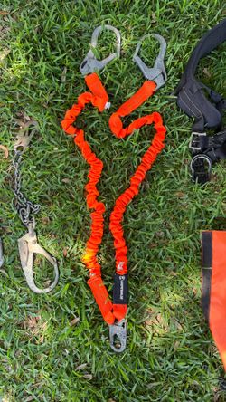 Safewaze V-Line FS88596 dual-leg stretch lanyard