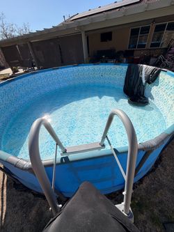 Above Ground Round Swimming Pool with Ladder