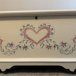 Lane Cedar Chest - Perfect For Storing Keepsakes, Extra Storage In a Bedroom 