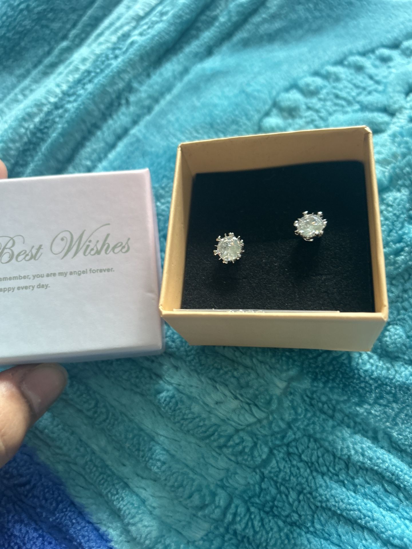 1 Carat Snowflakes Moissanite Earrings (Shoot Me Offers. Willing To Negotiate)