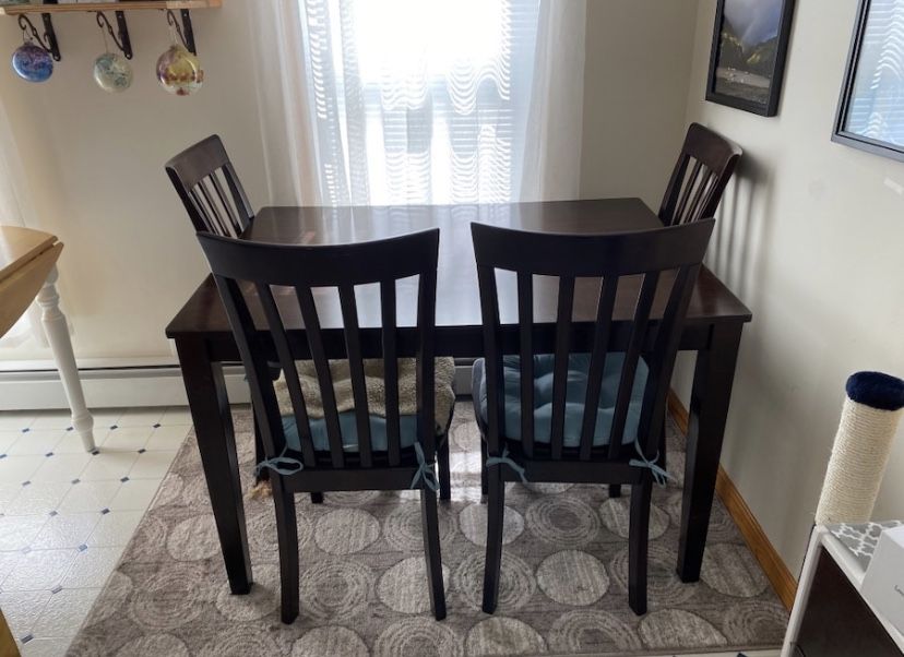 3’ x 4’ Dining room Table w/ 4 Chairs