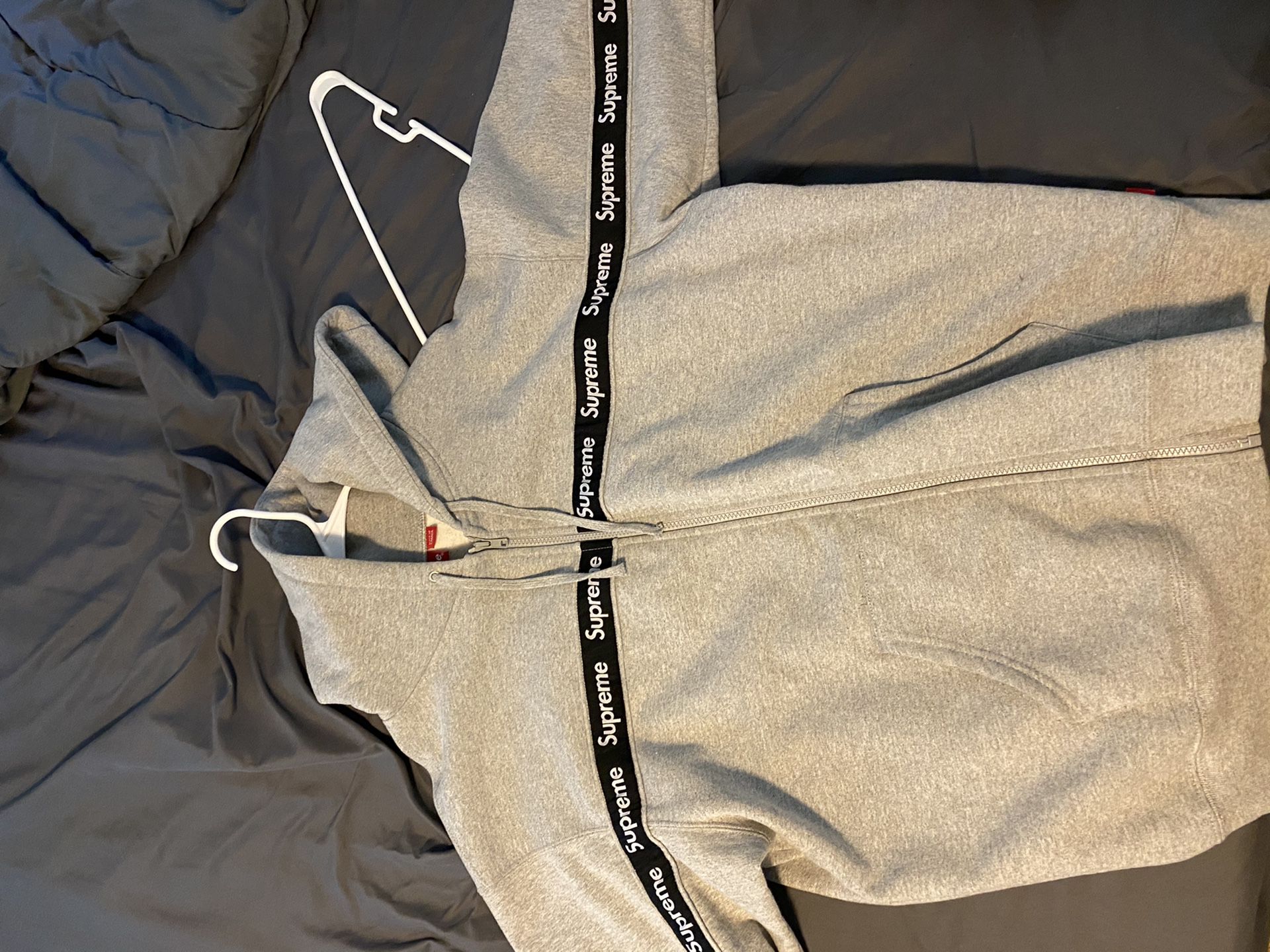 Supreme hoodie size L