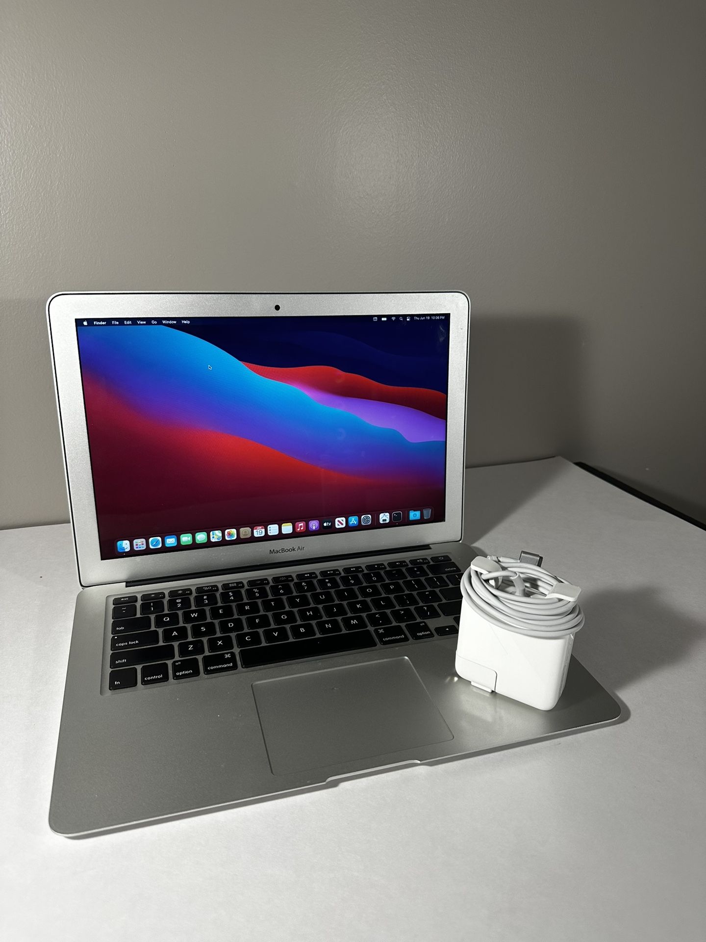 💻 MacBook Air 13” With Charger
