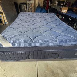 Dreamcloud Luxe Hybrid Mattress - New !