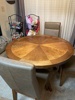 Kitchen/Dinning room table (Need gone ASAP)