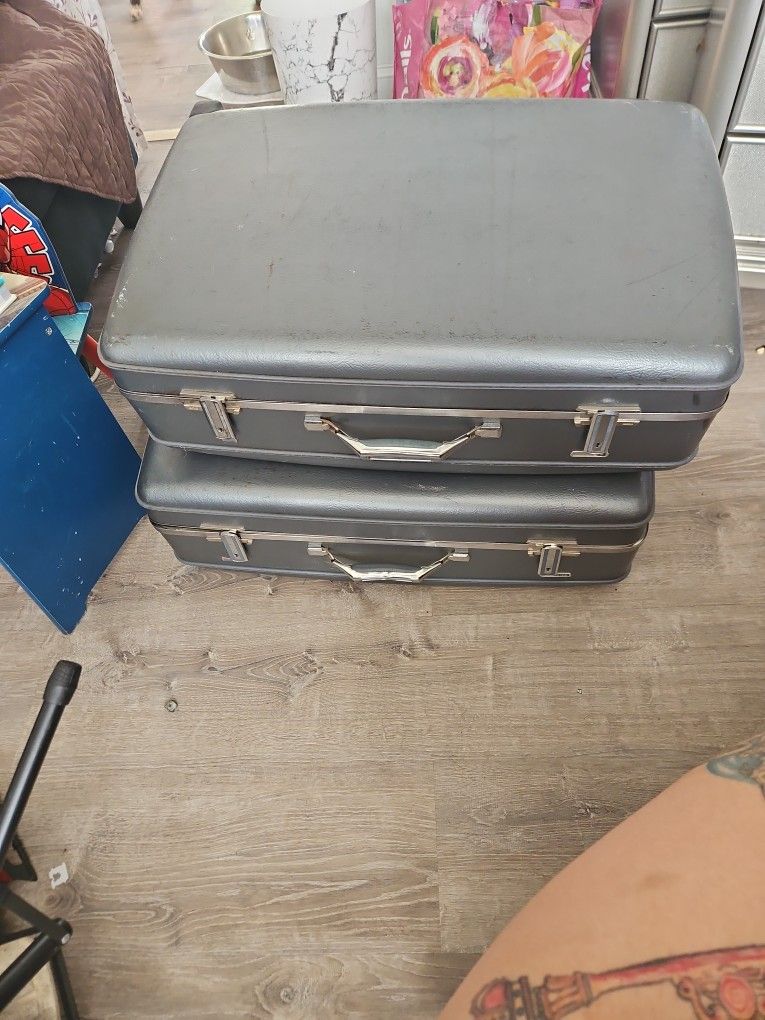 2 Touristers Hard Case Luggage