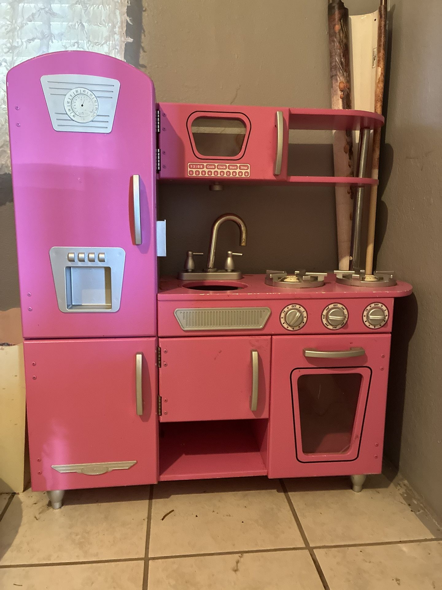Children’s Play Kitchen/ Pick Up Only $60/OBO