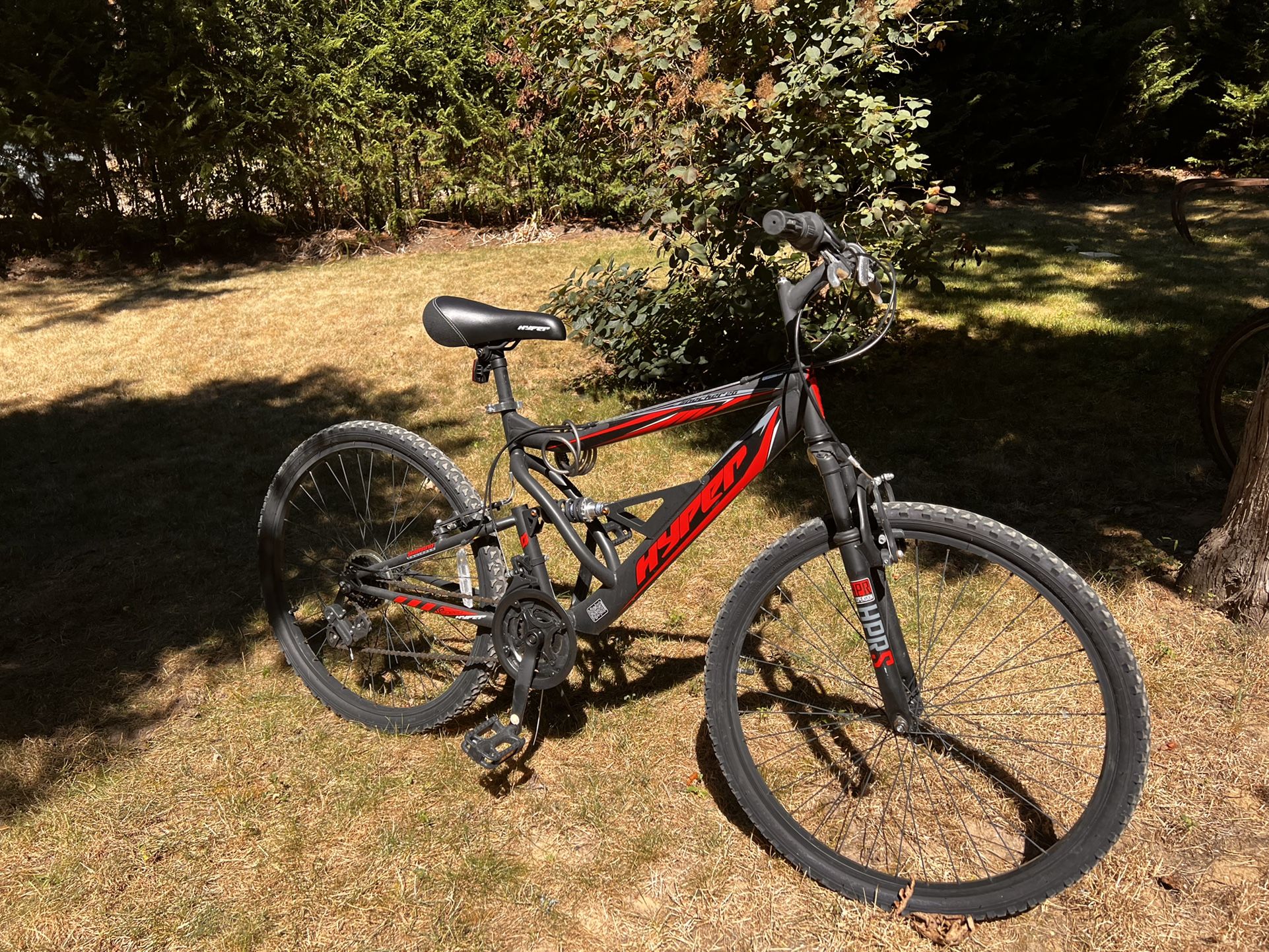 The hyper 26 shocker men's dual suspension mountain