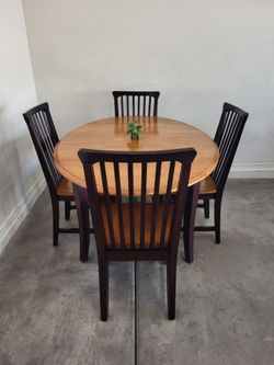Dining Table with 4 Chairs (Excellent Condition)
