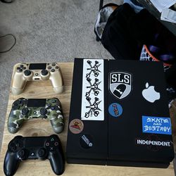 Ps4 w/ Controllers 