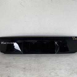 2016-2018 Hyundai Tucson liftgate trim (10u)