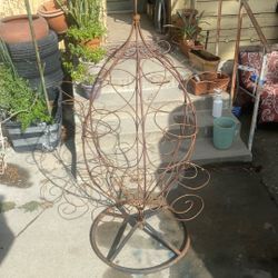 Steel Garden Art Vining Plant Holder 