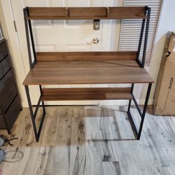 NEW - Stunning Desk With Hutch