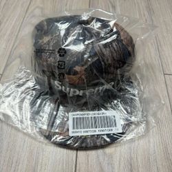 Supreme Championship Box Logo New Era Kanati Camo 7 1/8 Gorra Supreme Championship Camo 7 1/8