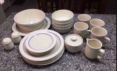 23 Piece Dinnerware For Four