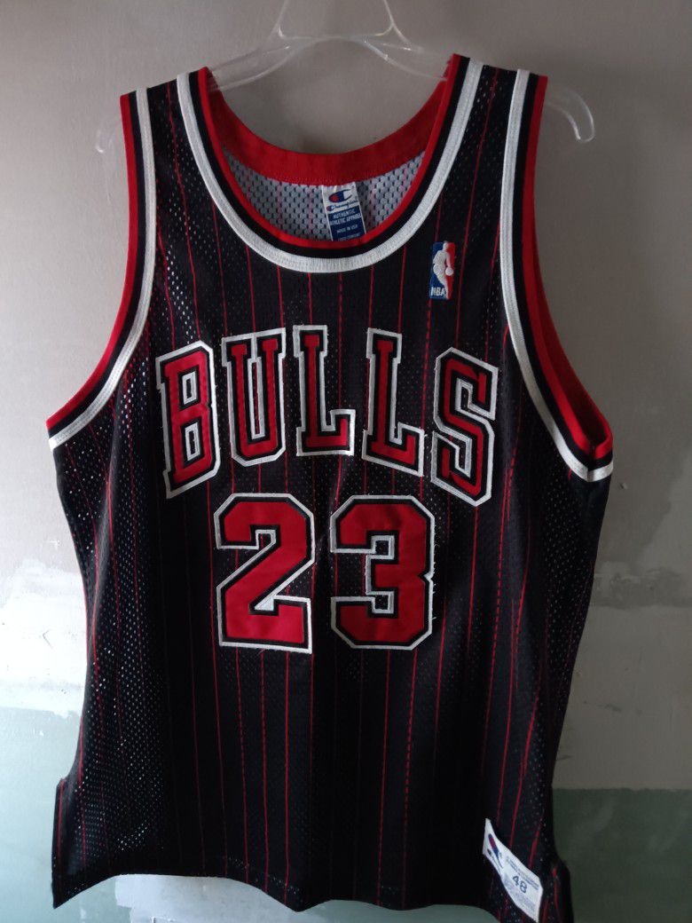 BULLS Michael Jordan retro jersey (M) for Sale in Bakersfield, CA - OfferUp