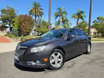 Beautiful Chevy Cruze _ LOW MILES!!!