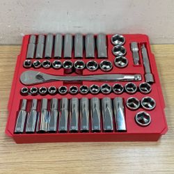 MILWAUKEE 48-22-9010 1/2” DRIVE SAE/METRIC RATCHET AND SOCKET MECHANICS TOOL.