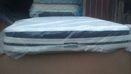 Hampton Rhodes King Size Pillow Top Mattress And Box Springs 