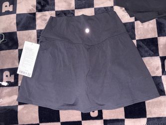 — Lululemon Align High-Rise Skirt .(Brand new with tags 🏷️ )Size 8 Women’s. Wide waistband, side zip pocket, and flared skirt silhouette