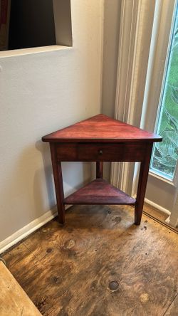 Corner table