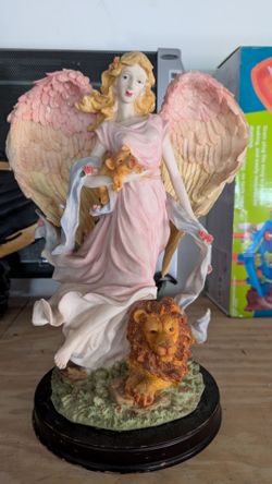 Lady angle- statue